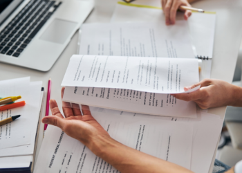 Comment s’entraîner aux épreuves de langue pour les concours AST ?