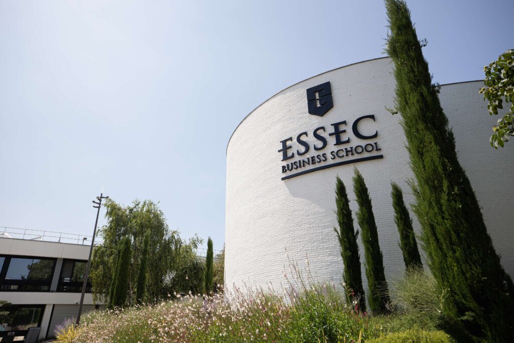Le guide pour intégrer l'ESSEC par les concours AST.